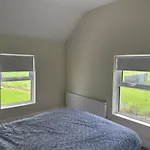 Corrandulla 2 Storey Home-3 Bedrooms Сasa de vacaciones *